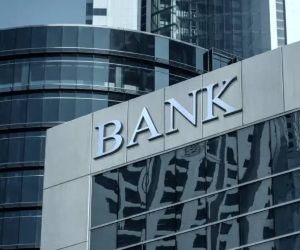 黄金、石油、农产品和工业金属等大宗商品提供了分散投资组合和对冲通胀的机会，但由于价格波动、地缘政治紧张局势和供需冲击，它们也是高风险资产；关键在于制定清晰的投资策略，了解潜在的市场驱动因素，并且只使用不会损害您财务稳定的资金进行投资。