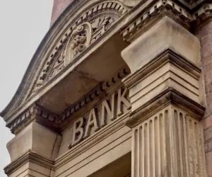 黄金、石油、农产品和工业金属等大宗商品提供了分散投资组合和对冲通胀的机会，但由于价格波动、地缘政治紧张局势和供需冲击，它们也是高风险资产；关键在于制定清晰的投资策略，了解潜在的市场驱动因素，并且只使用不会损害您财务稳定的资金进行投资。