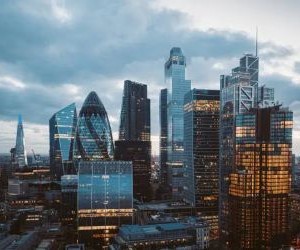 黄金、石油、农产品和工业金属等大宗商品提供了分散投资组合和对冲通胀的机会，但由于价格波动、地缘政治紧张局势和供需冲击，它们也是高风险资产；关键在于制定清晰的投资策略，了解潜在的市场驱动因素，并且只使用不会损害您财务稳定的资金进行投资。