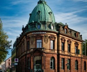 黄金、石油、农产品和工业金属等大宗商品提供了分散投资组合和对冲通胀的机会，但由于价格波动、地缘政治紧张局势和供需冲击，它们也是高风险资产；关键在于制定清晰的投资策略，了解潜在的市场驱动因素，并且只使用不会损害您财务稳定的资金进行投资。