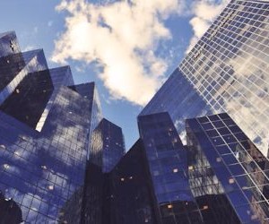 黄金、石油、农产品和工业金属等大宗商品提供了分散投资组合和对冲通胀的机会，但由于价格波动、地缘政治紧张局势和供需冲击，它们也是高风险资产；关键在于制定清晰的投资策略，了解潜在的市场驱动因素，并且只使用不会损害您财务稳定的资金进行投资。