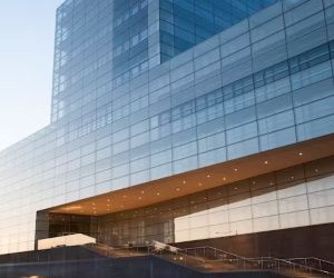 黄金、石油、农产品和工业金属等大宗商品提供了分散投资组合和对冲通胀的机会，但由于价格波动、地缘政治紧张局势和供需冲击，它们也是高风险资产；关键在于制定清晰的投资策略，了解潜在的市场驱动因素，并且只使用不会损害您财务稳定的资金进行投资。