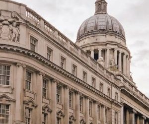 黄金、石油、农产品和工业金属等大宗商品提供了分散投资组合和对冲通胀的机会，但由于价格波动、地缘政治紧张局势和供需冲击，它们也是高风险资产；关键在于制定清晰的投资策略，了解潜在的市场驱动因素，并且只使用不会损害您财务稳定的资金进行投资。