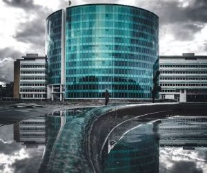 黄金、石油、农产品和工业金属等大宗商品提供了分散投资组合和对冲通胀的机会，但由于价格波动、地缘政治紧张局势和供需冲击，它们也是高风险资产；关键在于制定清晰的投资策略，了解潜在的市场驱动因素，并且只使用不会损害您财务稳定的资金进行投资。