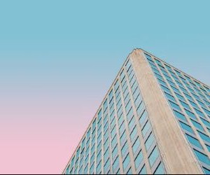 黄金、石油、农产品和工业金属等大宗商品提供了分散投资组合和对冲通胀的机会，但由于价格波动、地缘政治紧张局势和供需冲击，它们也是高风险资产；关键在于制定清晰的投资策略，了解潜在的市场驱动因素，并且只使用不会损害您财务稳定的资金进行投资。