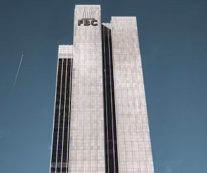 黄金、石油、农产品和工业金属等大宗商品提供了分散投资组合和对冲通胀的机会，但由于价格波动、地缘政治紧张局势和供需冲击，它们也是高风险资产；关键在于制定清晰的投资策略，了解潜在的市场驱动因素，并且只使用不会损害您财务稳定的资金进行投资。