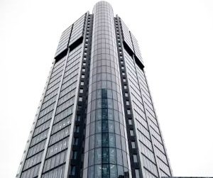 外汇市场流动性极高，24 小时交易，为投资者提供了从全球货币波动中获利的机会。但由于杠杆作用、剧烈波动以及宏观经济新闻的影响，外汇市场也是一个高风险领域；关键在于制定清晰的交易策略，严格进行风险管理，并且只使用那些即使损失也不会影响您财务稳定的资金进行交易。