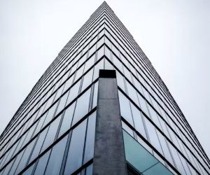 外汇市场流动性极高，24 小时交易，为投资者提供了从全球货币波动中获利的机会。但由于杠杆作用、剧烈波动以及宏观经济新闻的影响，外汇市场也是一个高风险领域；关键在于制定清晰的交易策略，严格进行风险管理，并且只使用那些即使损失也不会影响您财务稳定的资金进行交易。