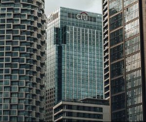 外汇市场流动性极高，24 小时交易，为投资者提供了从全球货币波动中获利的机会。但由于杠杆作用、剧烈波动以及宏观经济新闻的影响，外汇市场也是一个高风险领域；关键在于制定清晰的交易策略，严格进行风险管理，并且只使用那些即使损失也不会影响您财务稳定的资金进行交易。