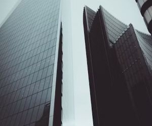 外汇市场流动性极高，24 小时交易，为投资者提供了从全球货币波动中获利的机会。但由于杠杆作用、剧烈波动以及宏观经济新闻的影响，外汇市场也是一个高风险领域；关键在于制定清晰的交易策略，严格进行风险管理，并且只使用那些即使损失也不会影响您财务稳定的资金进行交易。