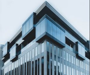 外汇市场流动性极高，24 小时交易，为投资者提供了从全球货币波动中获利的机会。但由于杠杆作用、剧烈波动以及宏观经济新闻的影响，外汇市场也是一个高风险领域；关键在于制定清晰的交易策略，严格进行风险管理，并且只使用那些即使损失也不会影响您财务稳定的资金进行交易。