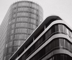 外汇市场流动性极高，24 小时交易，为投资者提供了从全球货币波动中获利的机会。但由于杠杆作用、剧烈波动以及宏观经济新闻的影响，外汇市场也是一个高风险领域；关键在于制定清晰的交易策略，严格进行风险管理，并且只使用那些即使损失也不会影响您财务稳定的资金进行交易。