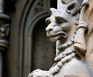 外汇市场流动性极高，24 小时交易，为投资者提供了从全球货币波动中获利的机会。但由于杠杆作用、剧烈波动以及宏观经济新闻的影响，外汇市场也是一个高风险领域；关键在于制定清晰的交易策略，严格进行风险管理，并且只使用那些即使损失也不会影响您财务稳定的资金进行交易。