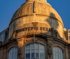 黄金、石油、农产品和工业金属等大宗商品提供了分散投资组合和对冲通胀的机会，但由于价格波动、地缘政治紧张局势和供需冲击，它们也是高风险资产；关键在于制定清晰的投资策略，了解潜在的市场驱动因素，并且只使用不会损害您财务稳定的资金进行投资。