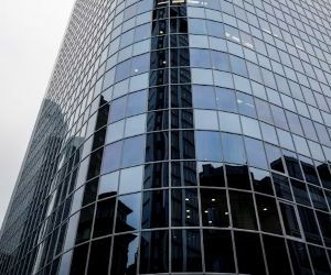 外汇市场流动性极高，24 小时交易，为投资者提供了从全球货币波动中获利的机会。但由于杠杆作用、剧烈波动以及宏观经济新闻的影响，外汇市场也是一个高风险领域；关键在于制定清晰的交易策略，严格进行风险管理，并且只使用那些即使损失也不会影响您财务稳定的资金进行交易。