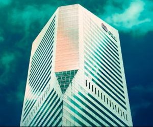 黄金、石油、农产品和工业金属等大宗商品提供了分散投资组合和对冲通胀的机会，但由于价格波动、地缘政治紧张局势和供需冲击，它们也是高风险资产；关键在于制定清晰的投资策略，了解潜在的市场驱动因素，并且只使用不会损害您财务稳定的资金进行投资。