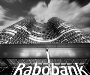 黄金、石油、农产品和工业金属等大宗商品提供了分散投资组合和对冲通胀的机会，但由于价格波动、地缘政治紧张局势和供需冲击，它们也是高风险资产；关键在于制定清晰的投资策略，了解潜在的市场驱动因素，并且只使用不会损害您财务稳定的资金进行投资。