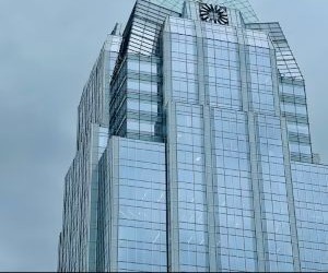 投资能让你通过投资股票、债券、基金、房地产等资产来积累财富，但投资始终伴随着风险，包括市场波动、潜在的本金损失以及通货膨胀侵蚀收益；关键在于制定清晰的投资策略，进行适当的多元化投资，并且只使用不会损害你财务稳定的资金。