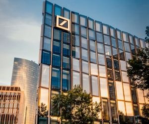 股票投资于那些随着时间推移创造价值的公司，可以提供长期增长和股息收入的潜力，但由于市场波动、经济周期和公司特有事件，股票也存在重大风险；关键是要制定清晰的投资策略，进行适当的多元化投资，并且只使用不会损害您财务稳定的资金。