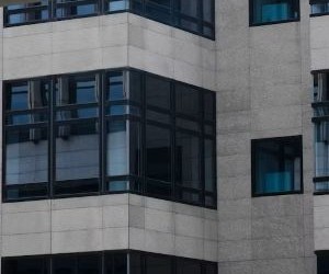 黄金、石油、农产品和工业金属等大宗商品提供了分散投资组合和对冲通胀的机会，但由于价格波动、地缘政治紧张局势和供需冲击，它们也是高风险资产；关键在于制定清晰的投资策略，了解潜在的市场驱动因素，并且只使用不会损害您财务稳定的资金进行投资。