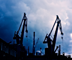 石油既能为投资组合提供多元化与抗通胀功能，也属于高波动资产，易受地缘政治、供需冲击与市场情绪影响。